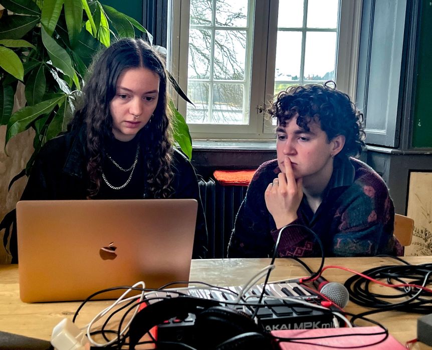 Engelsholm Højskole elever arbejder med sangskrivning 